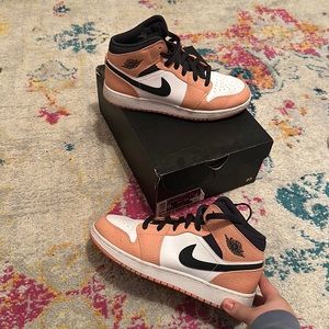 Grade school Pink Quartz Air Jordan 1’s